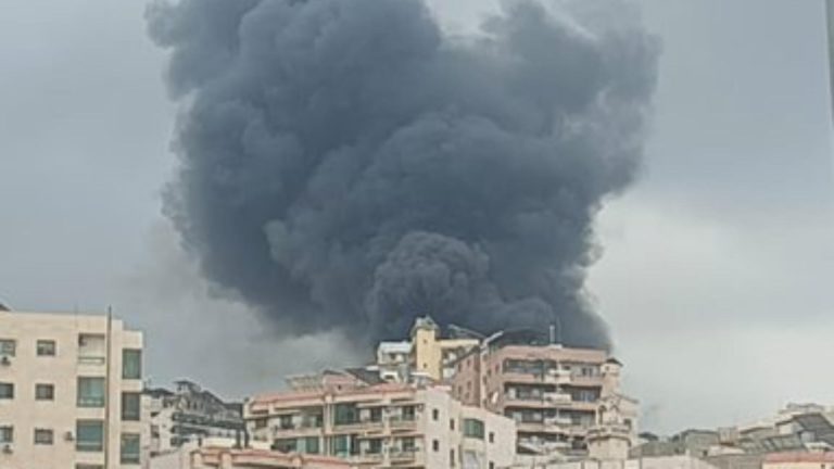 حريق في أرض خالية بدوحة عرمون والدفاع المدني يعمل على إخماده