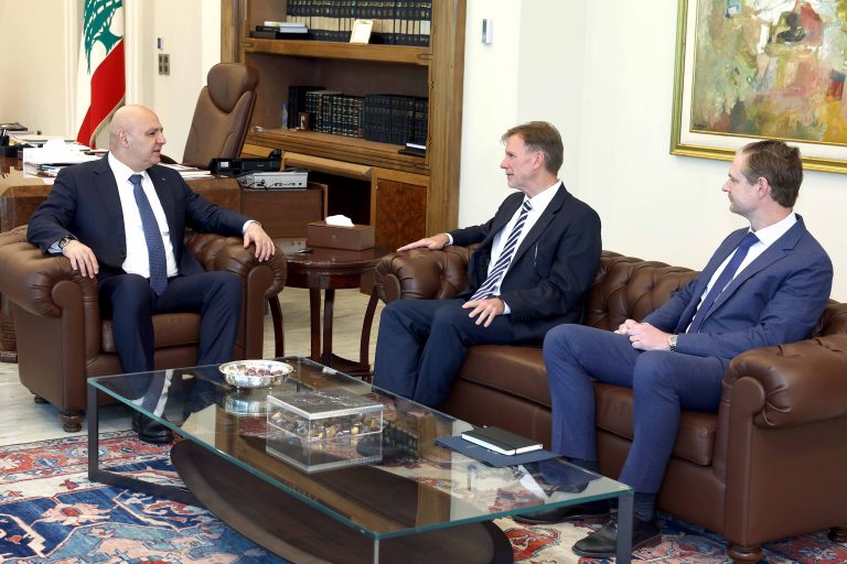 الرئيس عون يؤكد على إجراء الانتخابات النيابية في موعدها ويبحث مع القائم بالأعمال الأميركي مبادرة ترامب