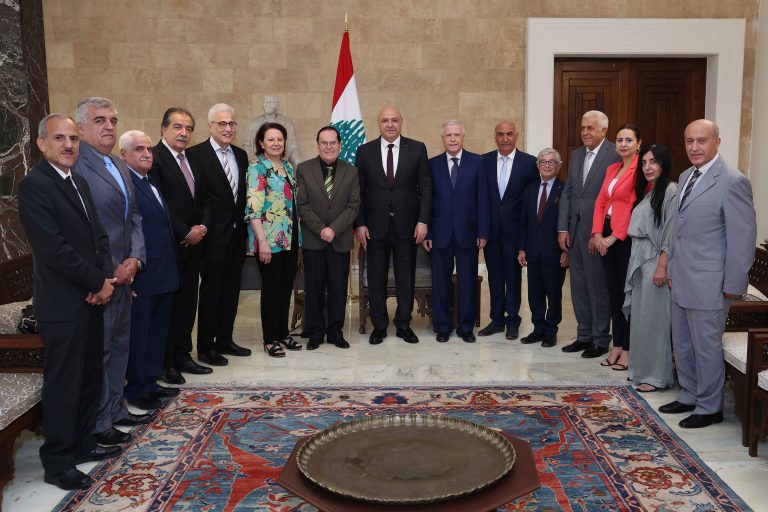 عون مستقبلاً وفد هيئة الإسعاف الشعبي: الوضع جيد رغم الصعوبات والقطار انطلق