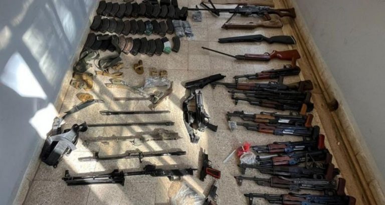 الجيش يوقف عصابة تتاجر بالأسلحة في مجدل عنجر ويصادر كميات كبيرة من العتاد