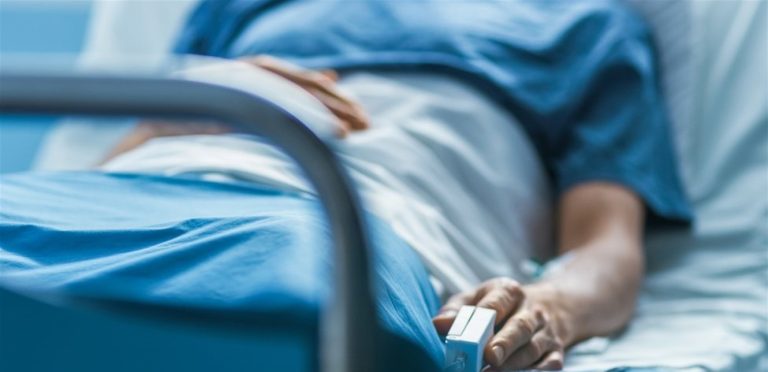 زوج فنانة معروفة يتعرض لجلطة قلبية ويخضع لجراحة عاجلة (صور)