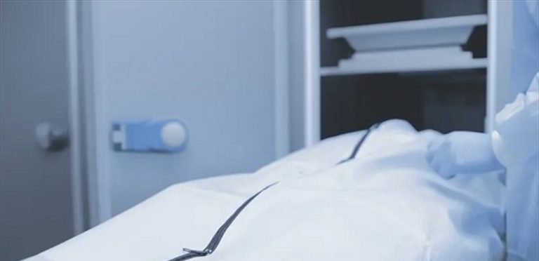 العثور على جثة داخل منزل… ما الذي تبيّن بعد كشف الطبيب عليها؟