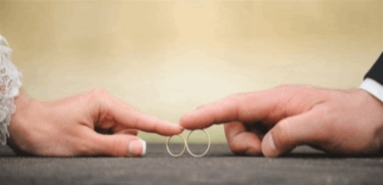 بخاتم ألماسي ضخم.. نجم يعلن خطوبته من عارضة أزياء (صور)