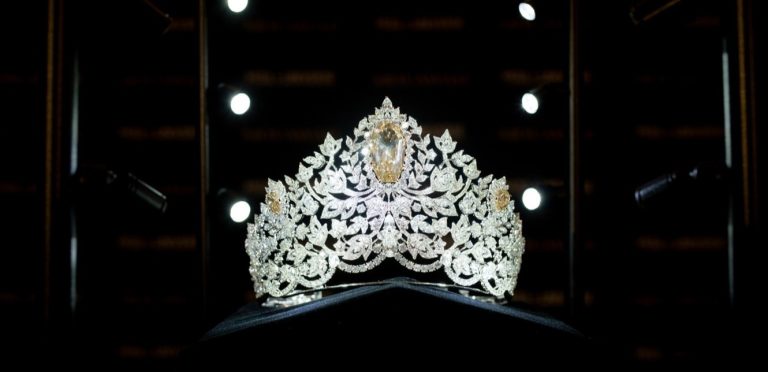 فضيحة تطال ملكة جمال… جُرّدت من لقبها بعد انتشار مقاطع فيديو لها!