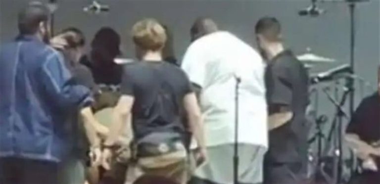 سقطت فجأة على الأرض.. إغماء نجمة شهيرة على المسرح والطاقم الطبي يتدخل! (صور)