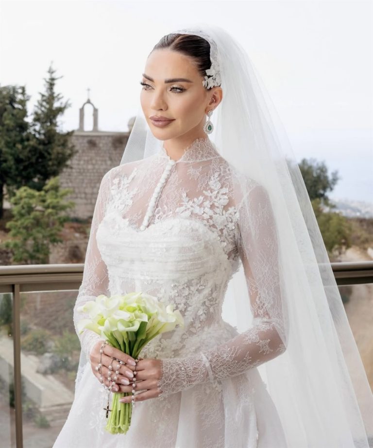 داليدا خليل تتألق بفستان ملكي من توقيع Antoine Kareh في حفل زفافها