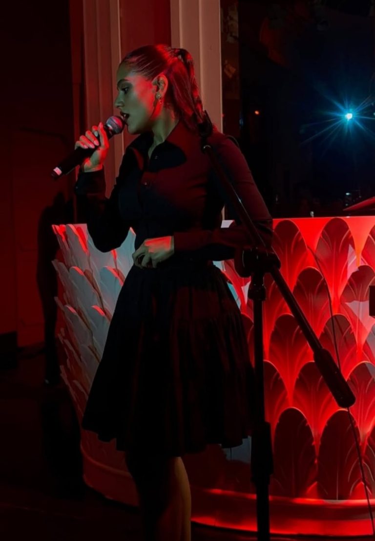 جنا عمرو دياب تحيي حفلًا بمفردها بعد نجاح أغنية خطفوني