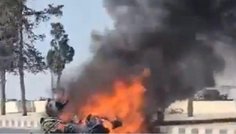 طيران مسيّر يضرب سيارة مدنية قرب مطار حلب… والغموض يلف حصيلة الضحايا