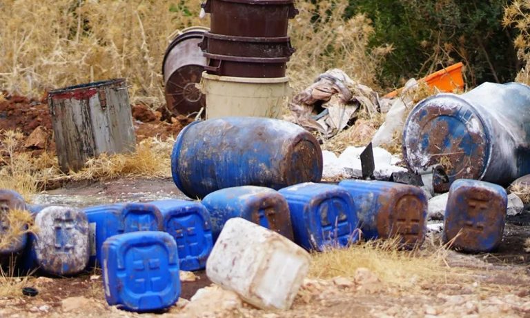 بالصور: الأمن السوري يضبط معدات لتصنيع الكبتاغون على حدود لبنان