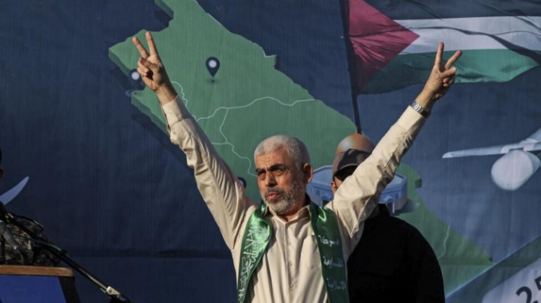 “فيديو نادر يكشف الأيام الأخيرة ليحيى السنوار وسط ركام غزة!”