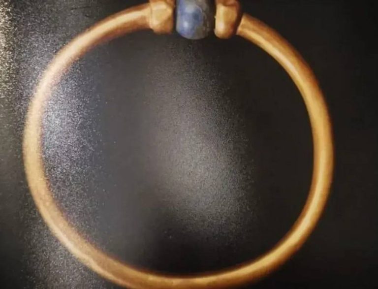 بعد سرقة السوار الذهبي… اختفاء لوحة فرعونية نادرة في مصر