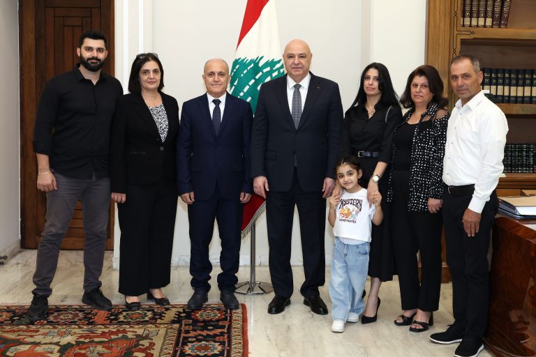 الرئيس عون يستقبل عائلة الرائد الشهيد جوزف حنا ويشيد بتضحياته في خدمة الوطن