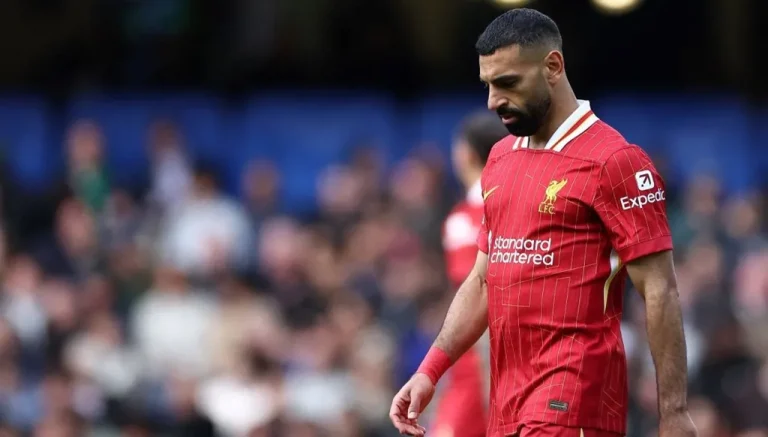 تصرّف محمد صلاح أمام قميص فلسطين يثير التّساؤلات: ماذا يجب أن يفعل؟