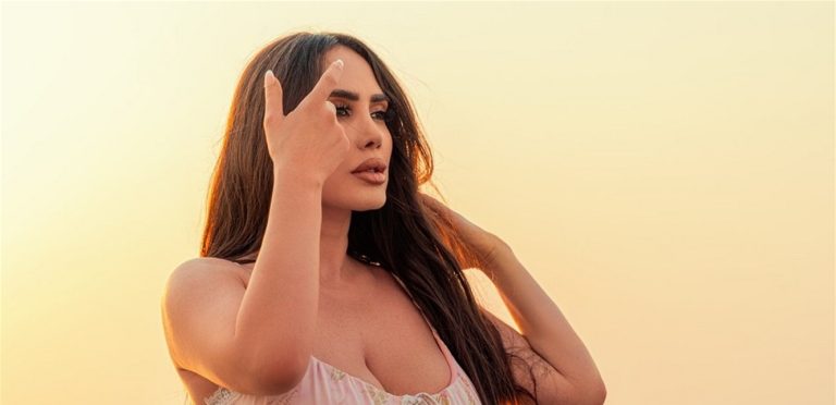 بدلة الرقص كشفت الكثير.. راقصة لبنانية تتعرّض للإحراج بإحدى الحفلات شاهدوا ماذا حصل