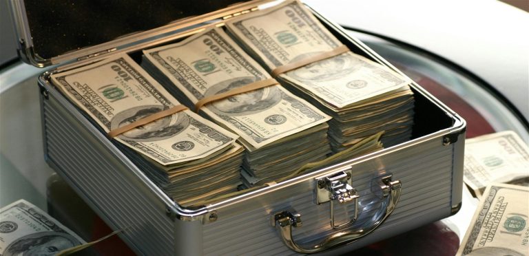 في مدينة لبنانية.. سرق 100 ألف دولار من والده!