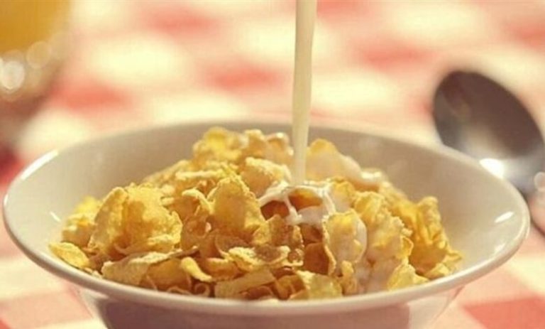 الكورن فليكس وجبة الصباح السريعة لطفلك.. إحذريها!