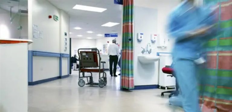 بعد تعرّضه لاعتداء مروّع.. وفاة فنان في المستشفى متأثراً بإصابته الخطيرة (صورة)