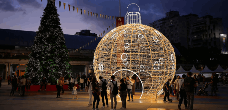 استعدادًا للحرب.. دولة تحتفل مبكرا بعيد الميلاد