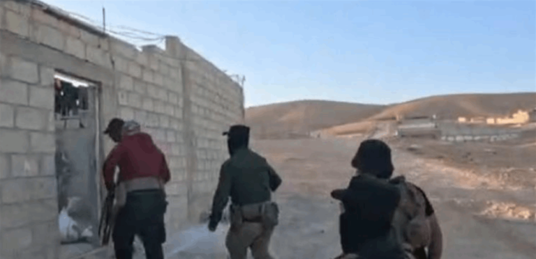 عنصر حاول تفجير نفسه.. مداهمة خلية لـ”داعش” في سوريا (صور)