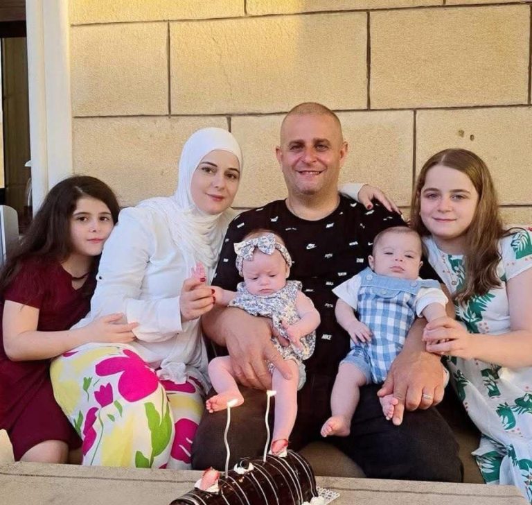 بالفيديو اللحظات الاولى لابلاغ الطفلة الجريحة اسيل شادي شرارة باستشهاد والدها واخوتها