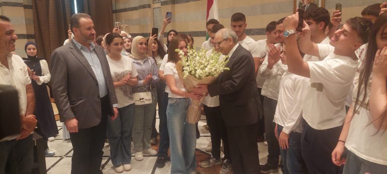 تلامذة المقاصد المرج يقدّمون تحية رمزية للرئيس نواف سلام في بيروت