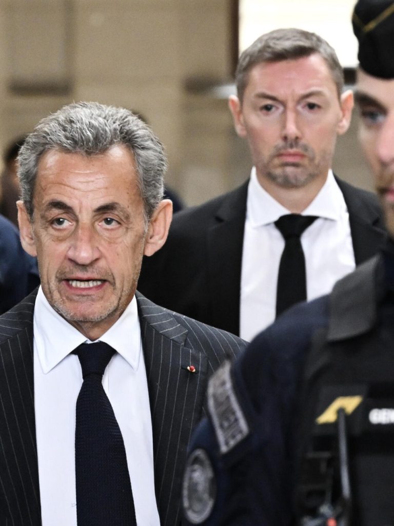 زنزانة VIP وجيم و3 كتب.. هكذا يقضي ساركوزي أيامه في السجن