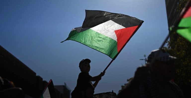 في غزة: دستور موقت… وانتخابات بعد عام من انتهاء الحرب