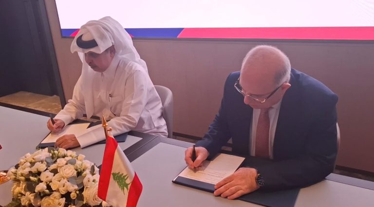 وزير العمل يوقع اتفاقية تعاون مع شركة قطرية لتنظيم استقدام العمالة اللبنانية