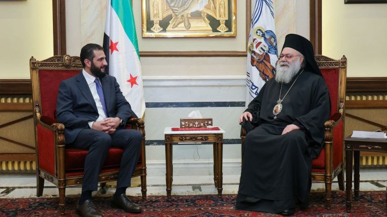 بالصور الشرع يزور الكنيسة المريمية في دمشق ويلتقي البطريرك يوحنا العاشر