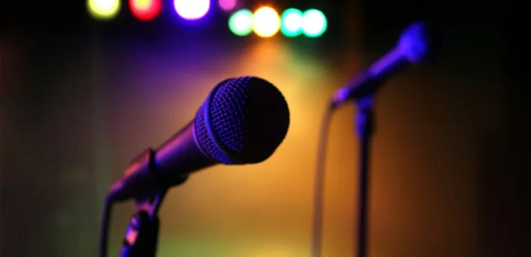 نجم ينجو من محاولة طعن.. فمن هو؟