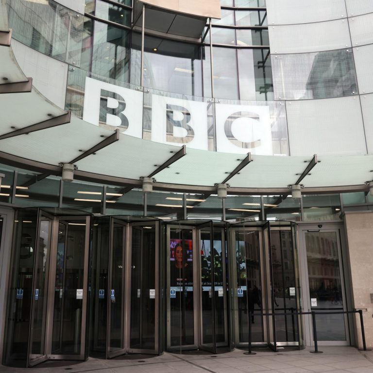 على خلفية فضيحة تحريرية… “BBC” تهتزّ باستقالة مديرها العام والرئيسة التنفيذية