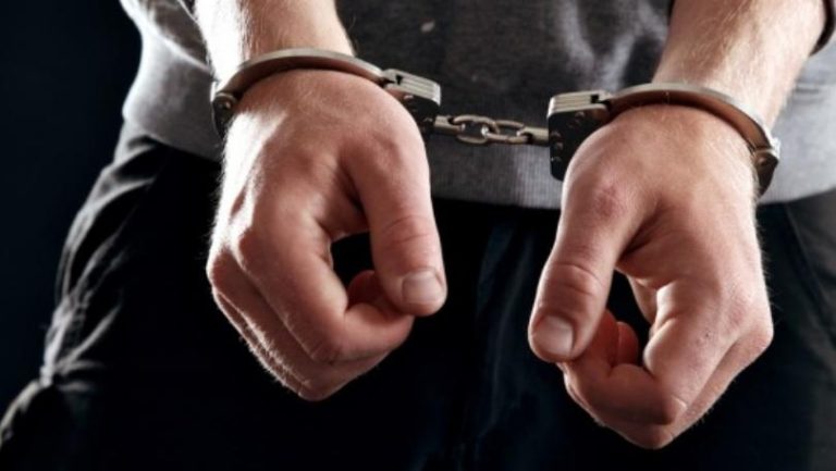 قوى الأمن الداخلي توقف متهماً خطيراً بانتحال صفة أمنية وسلب المواطنين