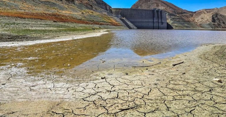 جفاف يضرب العمق الإيراني… ومحطة كهرومائية تكشف حجم الانهيار المائي(صور)