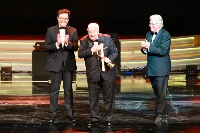 تكريم محمد عبد العزيز بجائزة الهرم الذهبي لإنجاز العمر بالقاهرة السينمائي