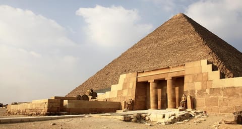 عراة أمام أحد عجائب الدنيا السبع …والأمن يتدخل