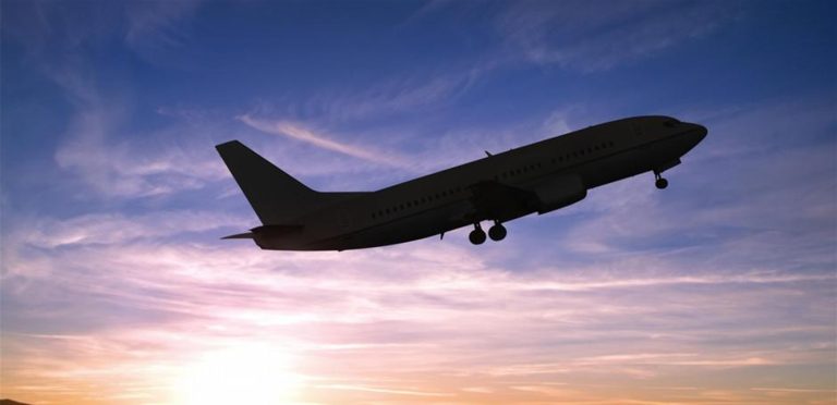 بالفيديو لأول مرة منذ زمن تحليق طائرة مدنية في أجواء جنوب لبنان