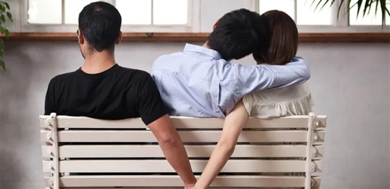 فوجئ بارتباطها بمطرب تجمعه به خلافات شديدة… فنان شهير يكشف خيانة حبيبته (فيديو)