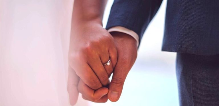 إعلامي لبناني يكشف عن زواج فنانة شهيرة من رجل أعمال معروف (صورة)