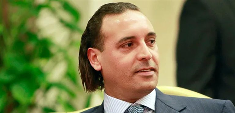 الصورة الأولى للقذافي بعد إخلاء سبيله.. شاهدوها