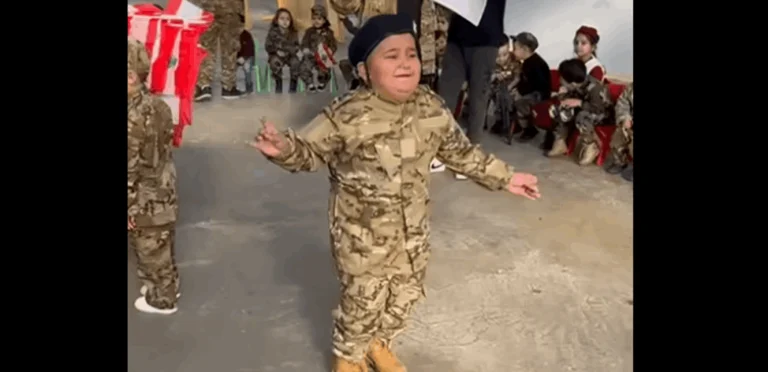 فيديو لطفل لبناني ينتشر بكثافة.. “رقص بعفوية” بـ”البزة العسكرية”