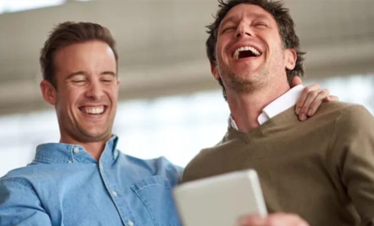 خبراء أعصاب يحذرون: نوبات الضحك غير المبررة قد تكشف أمراضًا خطيرة