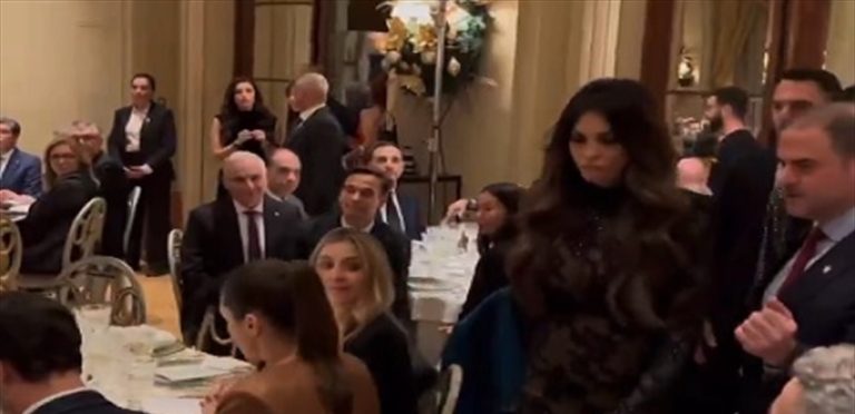 سفيرة أميركيّة تُثير الجدل… ارتدت فستاناً شفافاً خلال مناسبة رسميّة (فيديو)