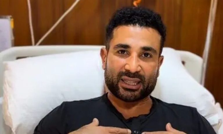 مسنوداً على أذرع عدد من مرافقيه.. أحمد سعد يحيي أول حفل له بعد تعرضه لحادث سير (فيديو)