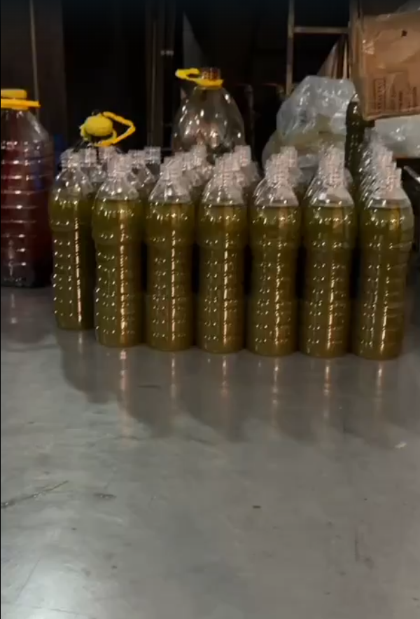 ختم محلّين ومستودع… “الجمارك” توقف فانًا محمّلًا بزيوت ملوّنة (فيديو)