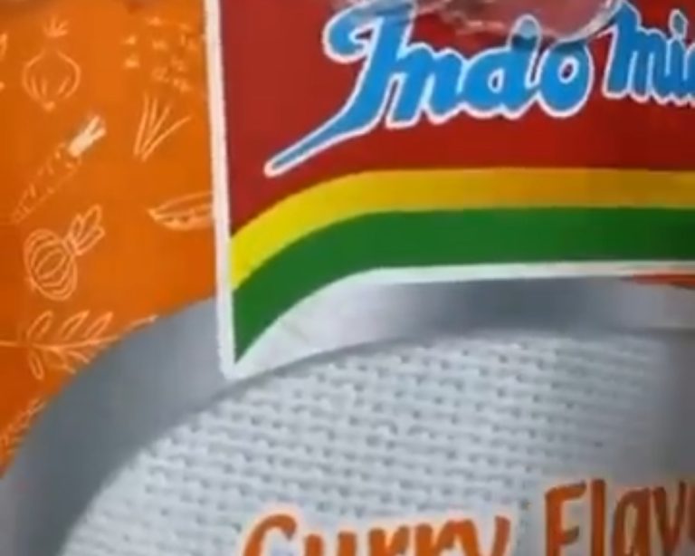 بالفيديو الصادم ديدان داخل عبوة “إندومي” يثير استياء مواطن