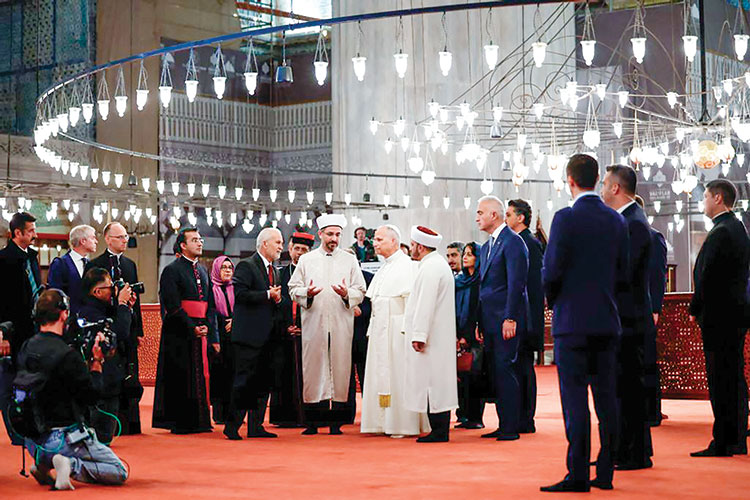 البابا لاوون الرابع عشر يزور المسجد الأزرق في اسطنبول ويعقد لقاءات دينية مع كبار رجال الأديان في تركيا