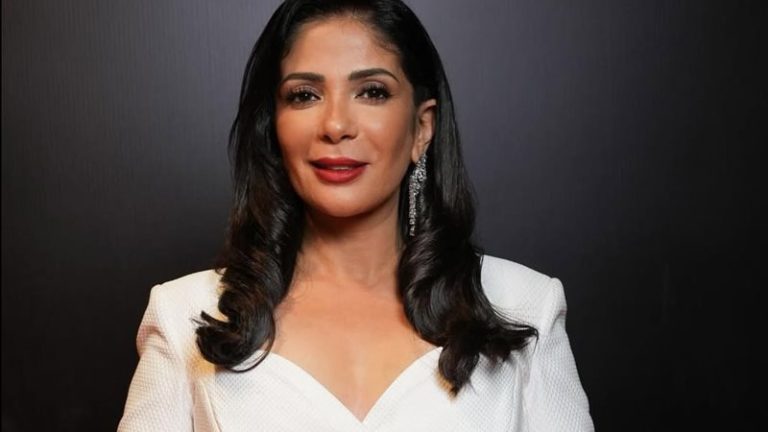 منى زكي تتألق بالأبيض الملكي في العرض الخاص لفيلم “الست” بالقاهرة بتوقيع Kristina Fidelskaya،