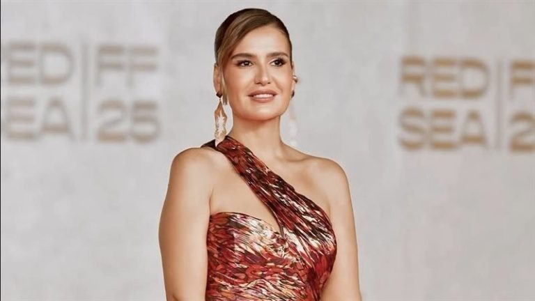 إطلالة نارية… هنا شيحة تخطف الأنظار بتصميم ذهبي–نحاسي استثنائي في جدة