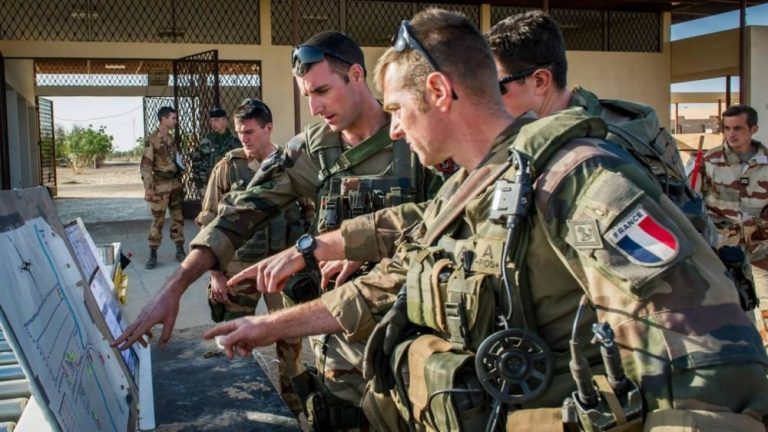 استطلاع فرنسي: العسكريون يعتبرون نشر قوات في أوكرانيا “أمرًا حتميًا”