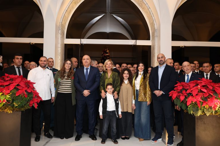 رئيس الجمهورية اضاء واللبنانية الأولى شجرة الميلاد في قصر بعبدا